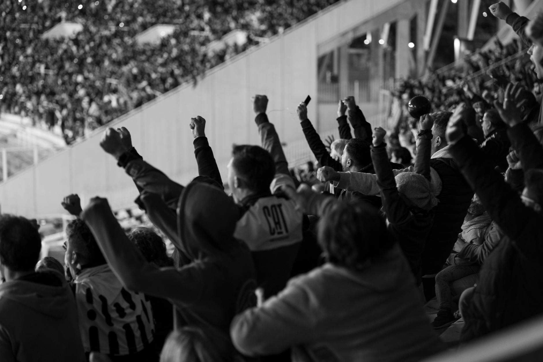 Vibrante multitud de fanáticos del fútbol animando en un estadio de Córdoba, Argentina.