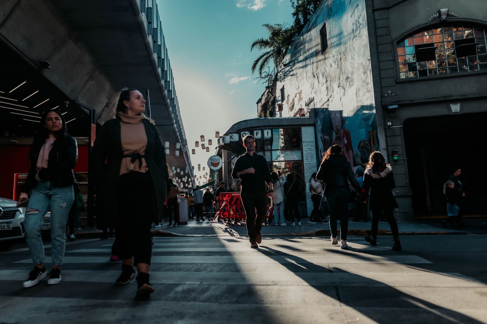 Escena bulliciosa de la calle en Buenos Aires que captura la vida diaria con peatones y arquitectura urbana.