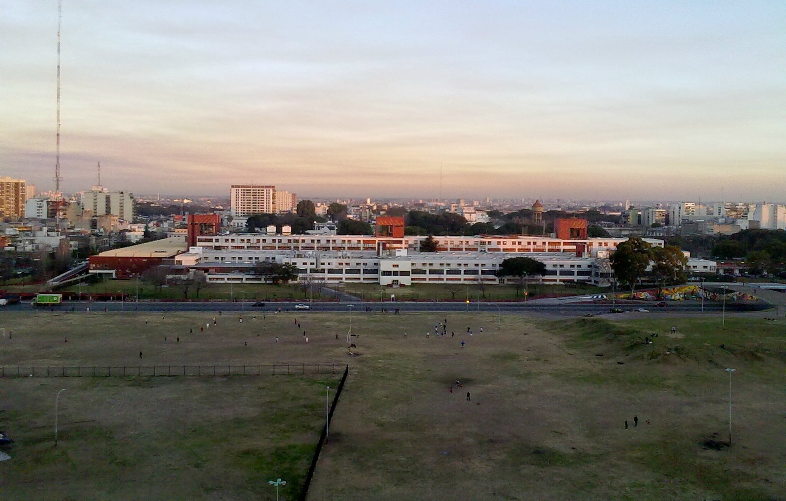 Hospital de Pediatría S.A.M.I.C. Prof. Dr. Juan P. Garrahan, Pichincha Nº 1890, w:es:Parque Patricios (Buenos Aires), Buenos Aires, Argentina. Vista desde Av Juan de Garay al 2000
