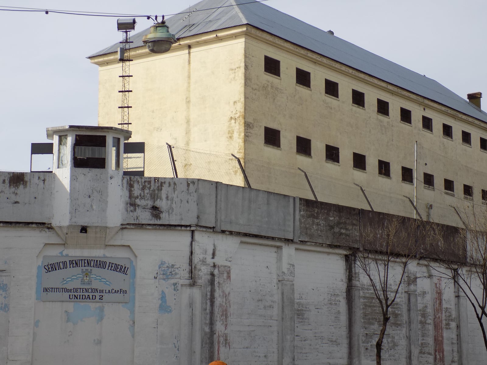 El complejo penitenciario federal de la Ciudad Autónoma de Buenos Aires visto desde la esquina de Bermúdez y Nogoyá.