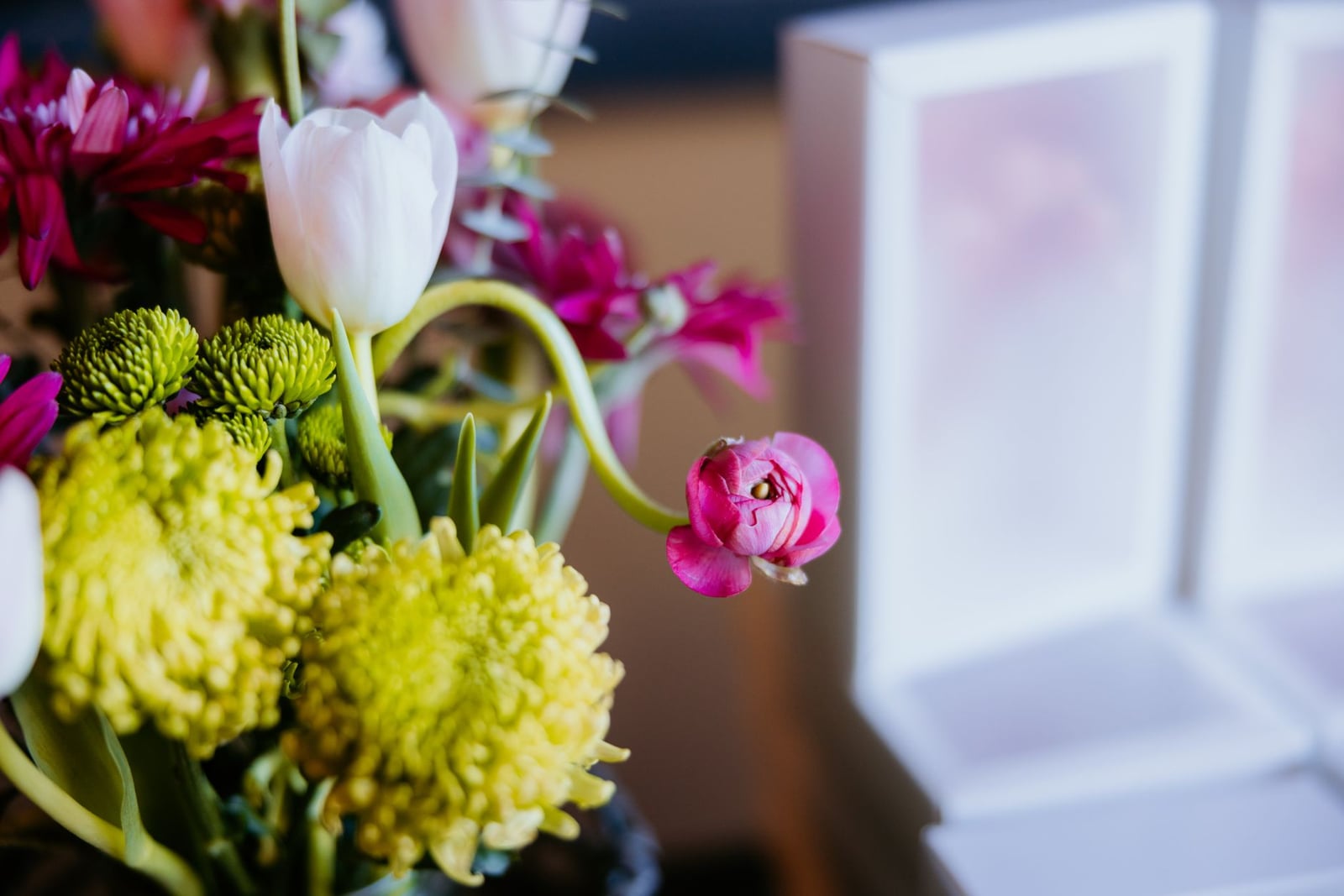 Un vibrante ramo floral con una variedad de flores coloridas, elegantemente dispuestas.