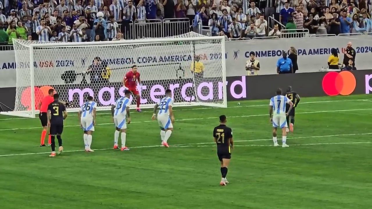 Enner Valencia preparándose para patear un penal en el partido Argentina vs. Ecuador por la Copa América 2024.