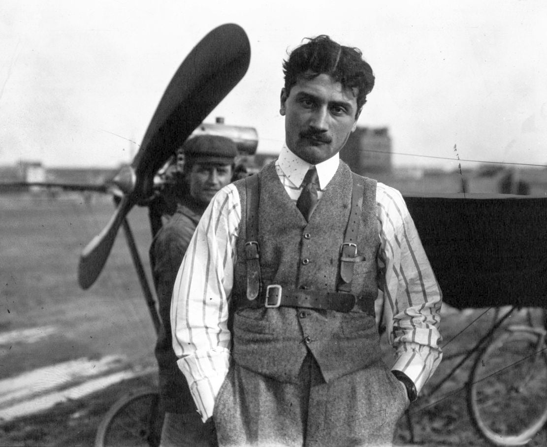 Roland Garros devant un avion Demoiselle