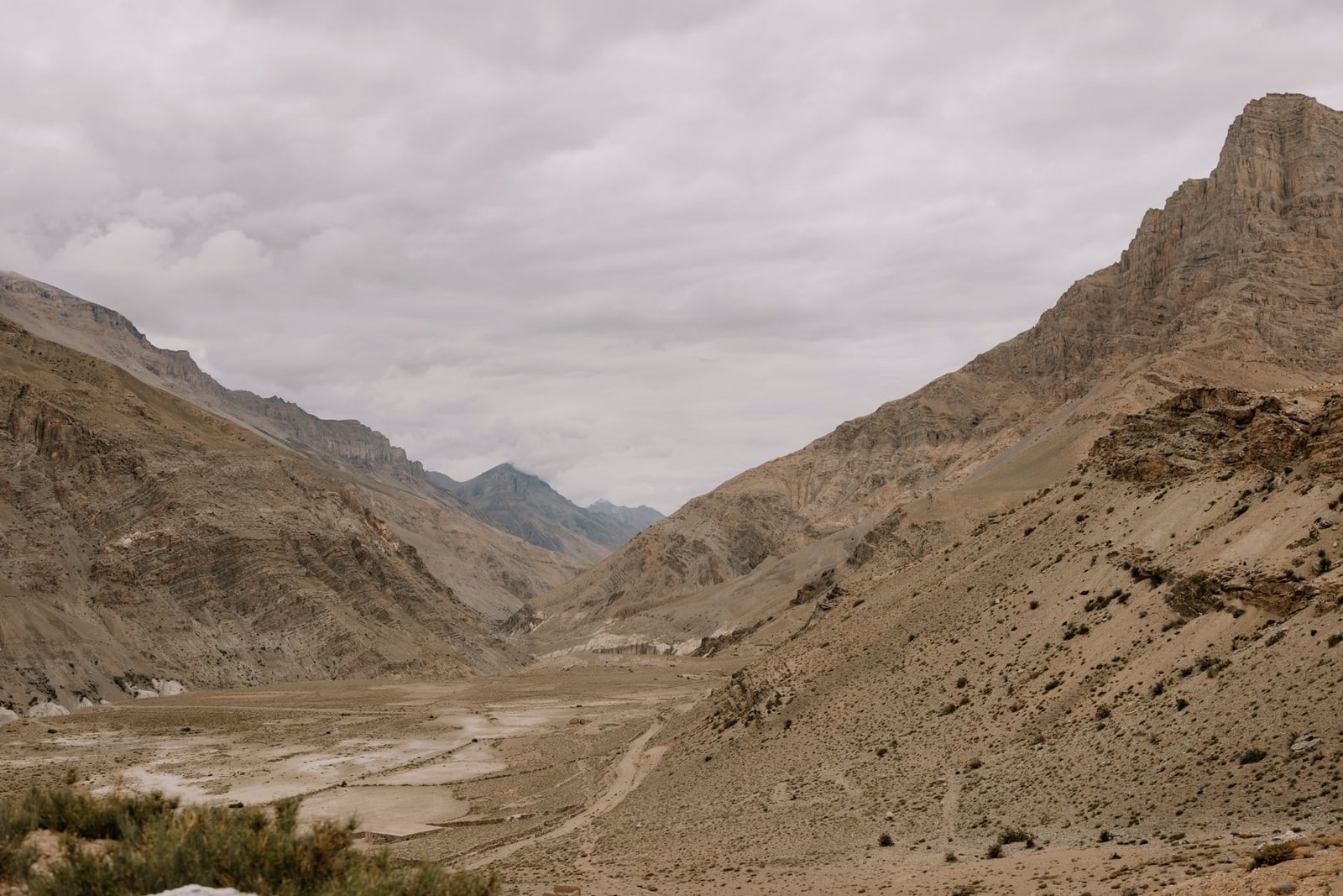 Descubre la serena belleza del escarpado terreno montañoso del valle de Spiti, en Himachal Pradesh, India.