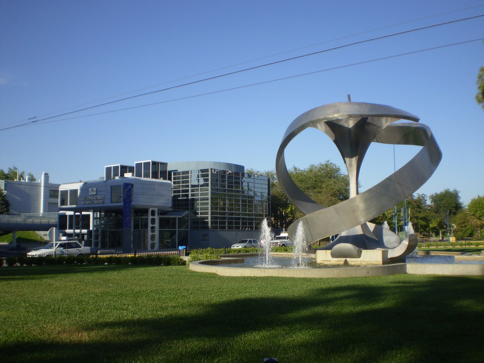 Monumento a La Producciòn del Alto Valle, Representado por La Manzana y al fondo edificio del Museo Patagónico de Ciencias Naturales de la ciudad de General Roca, Rio Negro, Argentina.