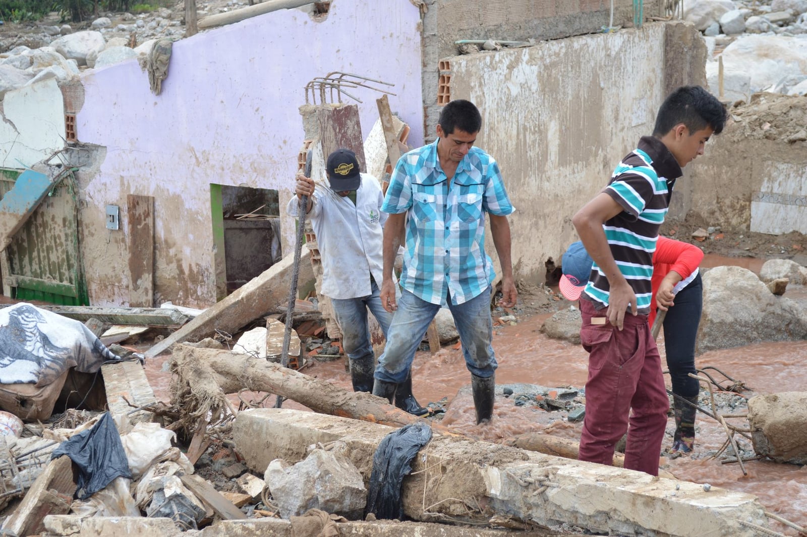 Los sobrevivientes navegan entre los escombros en Mocoa tras un devastador desastre natural.