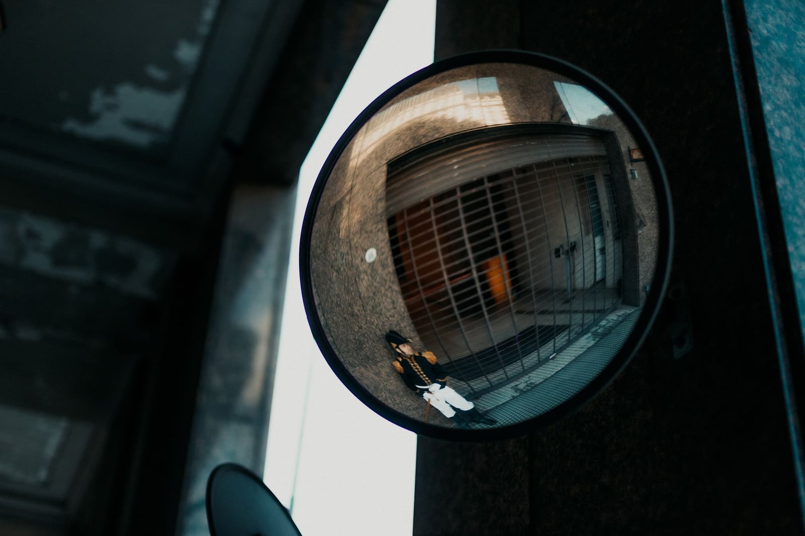 Vista cautivadora a través de un espejo de seguridad que refleja una escena de la calle en Belgrano, Buenos Aires.