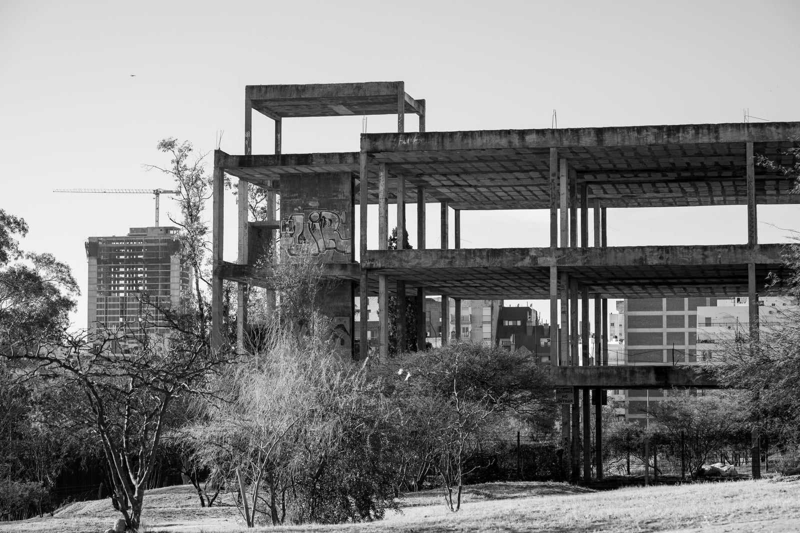 Imagen monocromática de una estructura de edificio abandonada en Córdoba, Argentina, que muestra la decadencia urbana.