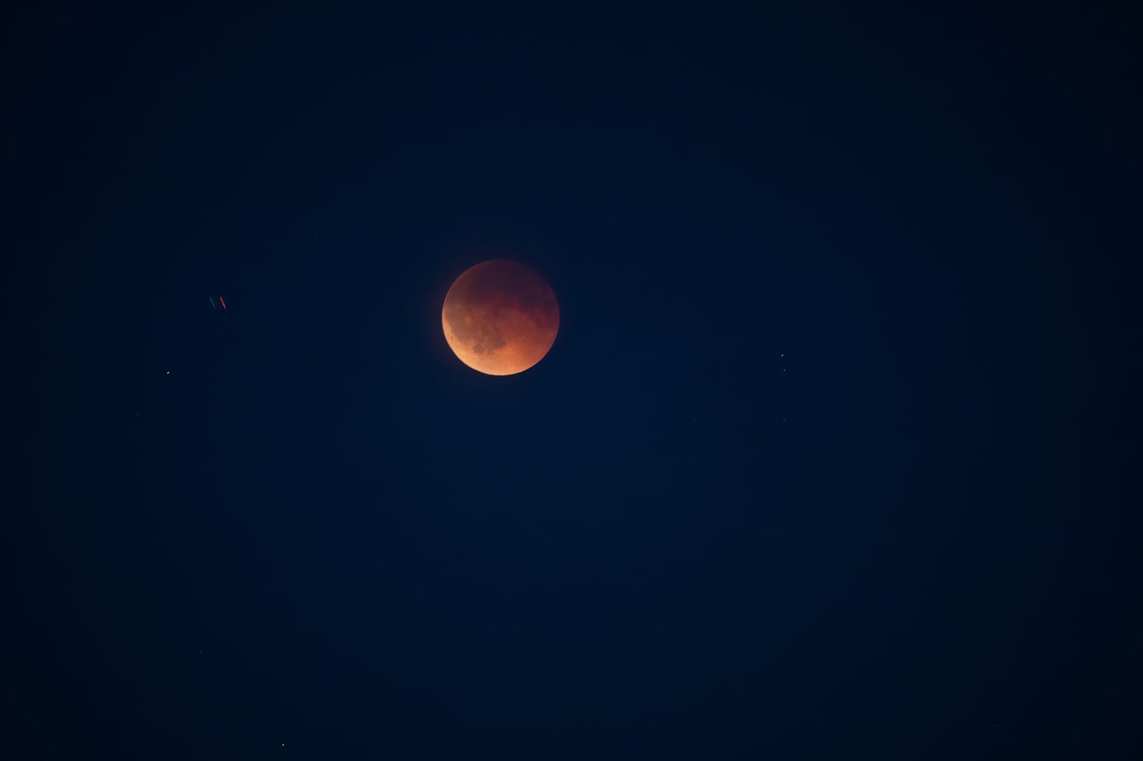 Una vista impresionante de un eclipse lunar capturada en el estrellado cielo nocturno sobre Würzburg, Alemania.