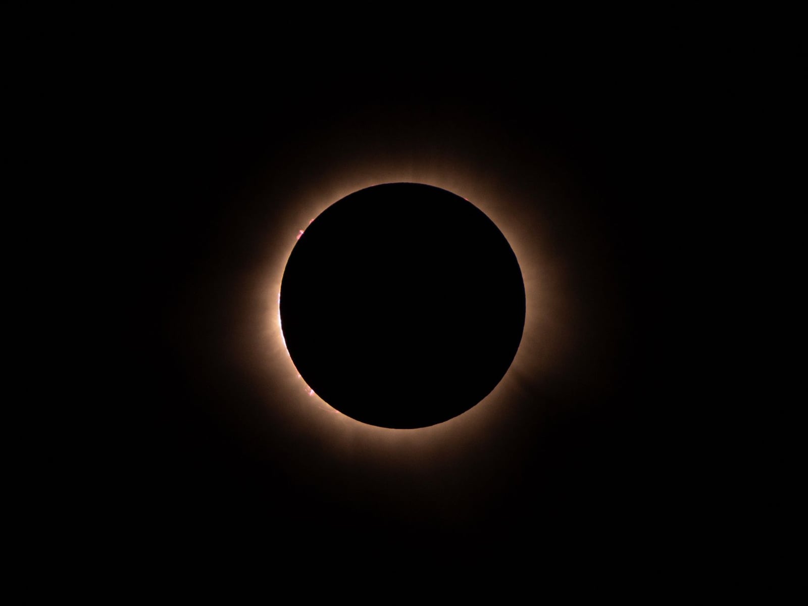 Impactante imagen de un eclipse solar total con corona resplandeciente.