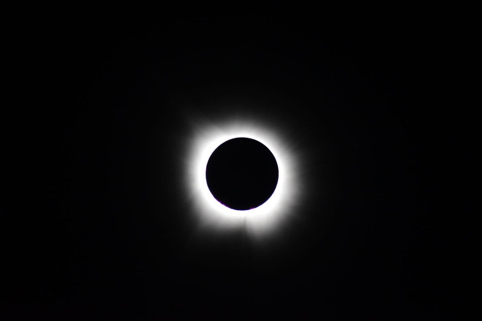 Impresionante imagen de un eclipse solar total mostrando la corona del sol contra un cielo oscuro.