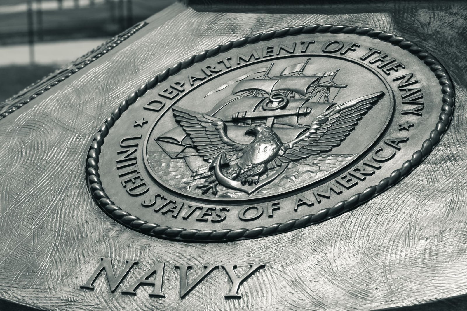 Vista detallada del emblema de la Marina de los Estados Unidos en un monumento en Washington DC, que muestra la herencia naval.