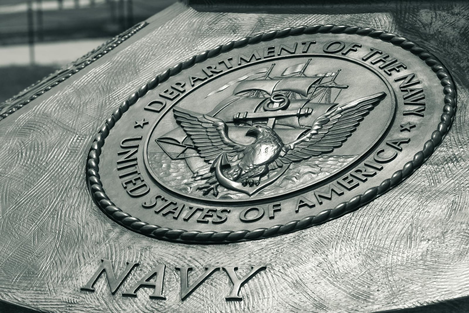 Vista detallada del emblema de la Marina de los Estados Unidos en un monumento en Washington DC, que muestra la herencia naval.
