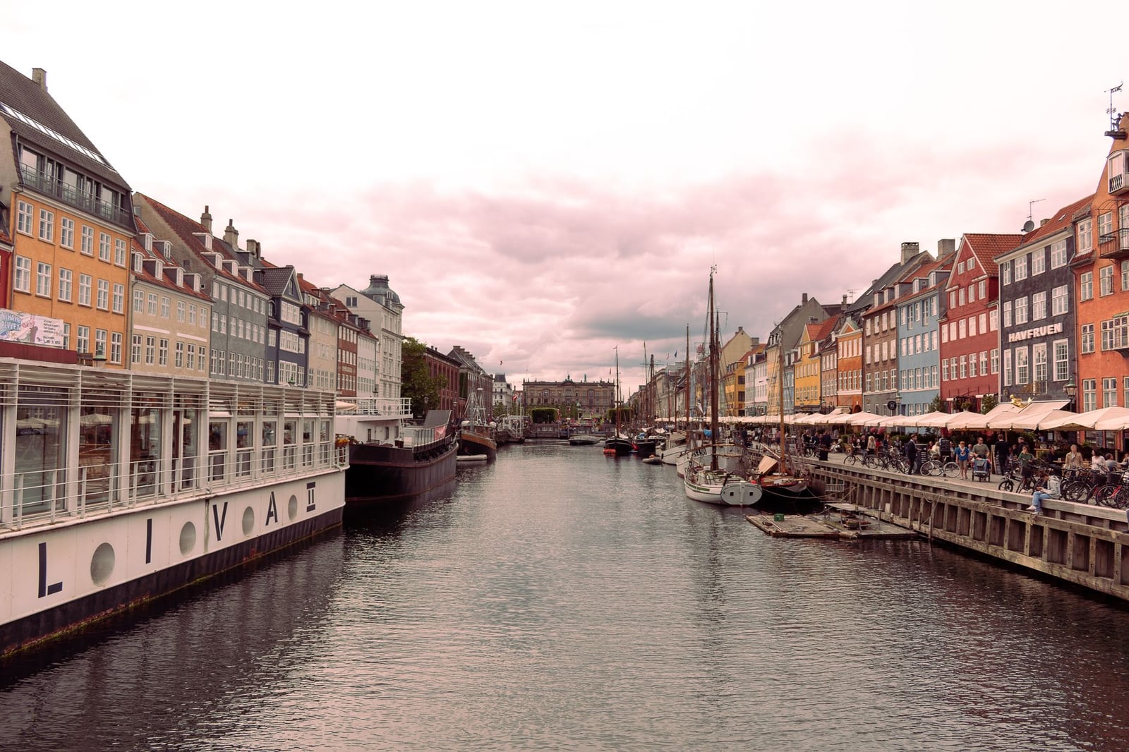 Edificios coloridos bordean el histórico canal Nyhavn en Copenhague, Dinamarca.