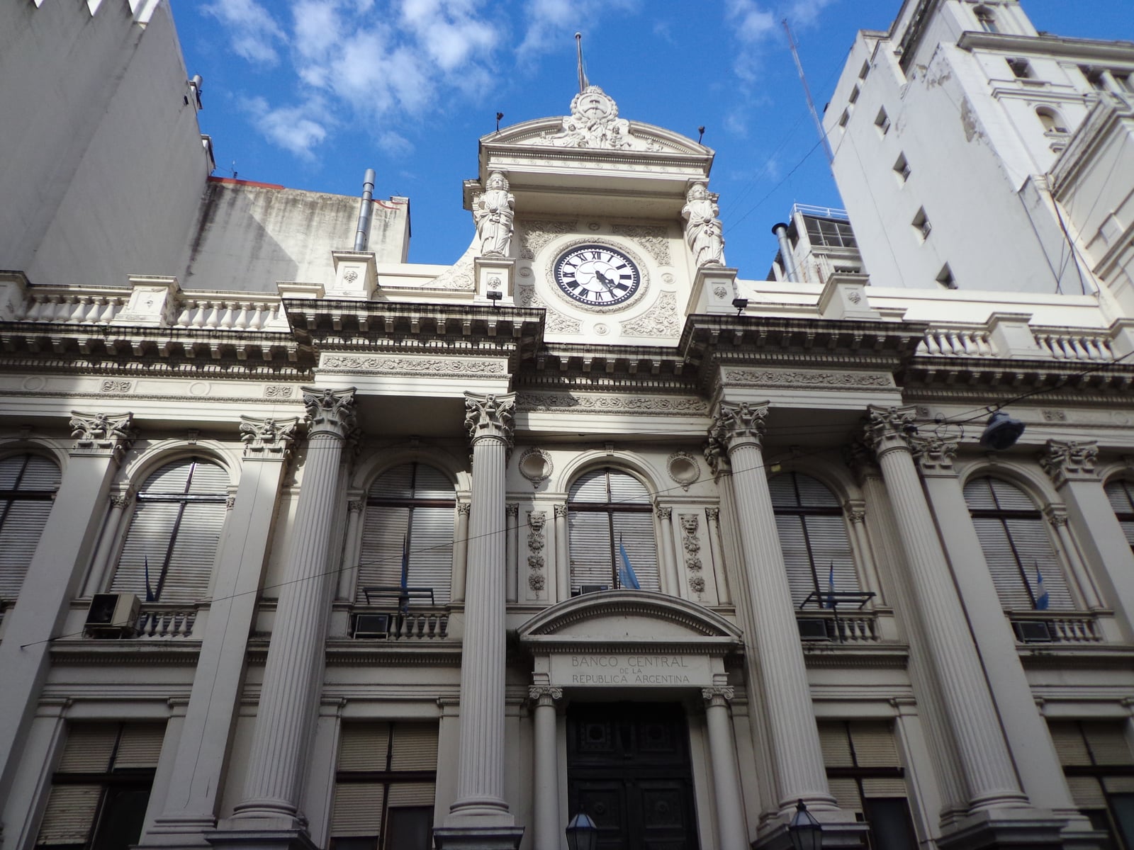 El Central compra dólares y las empresas emiten deuda: el mercado cambiario en su mejor mayo