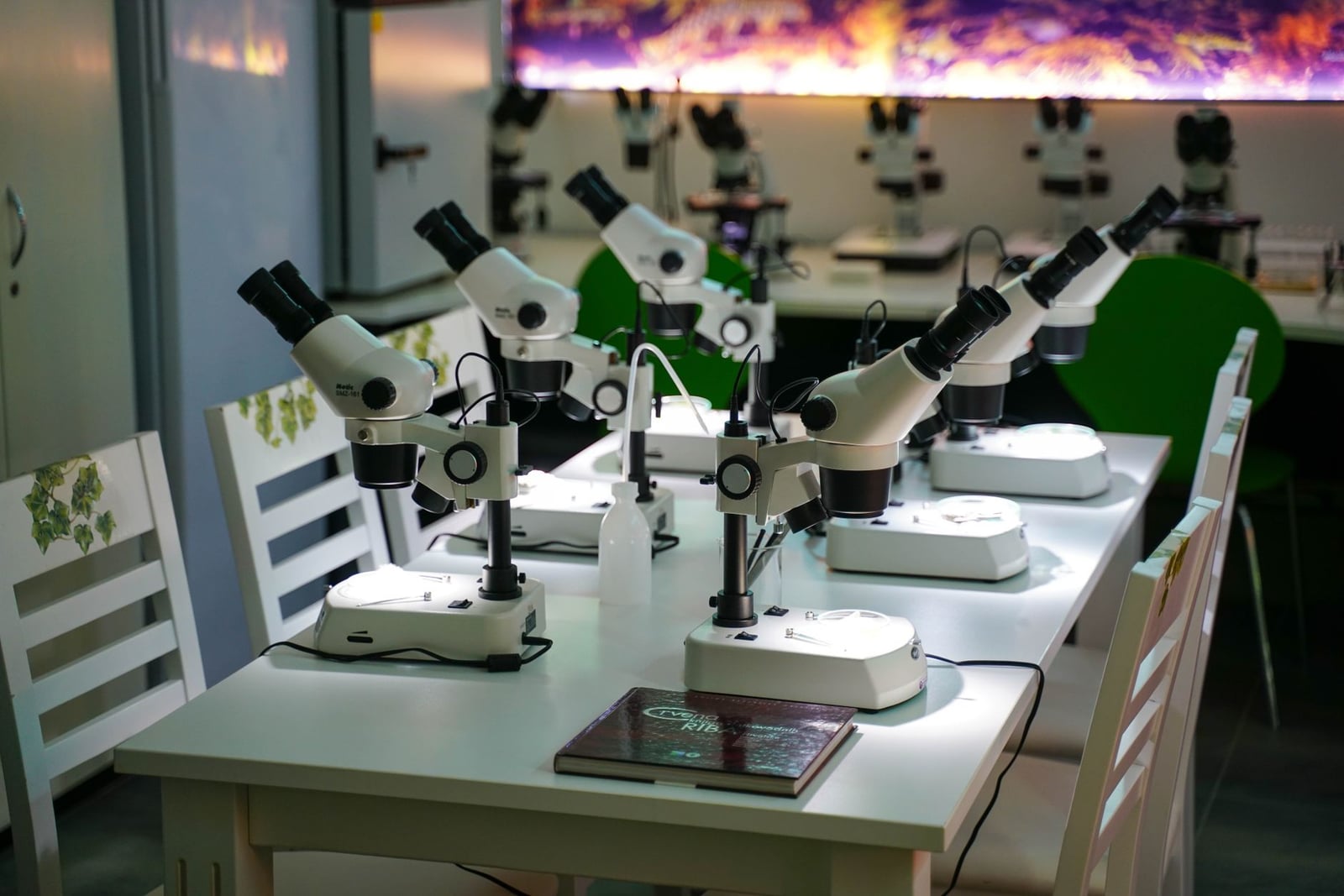 Un laboratorio moderno lleno de microscopios, listo para la investigación y el estudio científico.