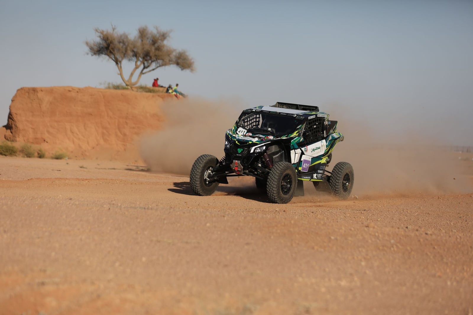 Coche de rally todoterreno en acción corriendo por el desierto saudí.