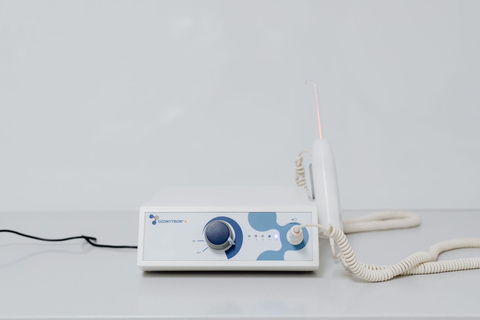 Un dispositivo de terapia de ozono de alta tecnología con un diseño minimalista sobre un fondo blanco.