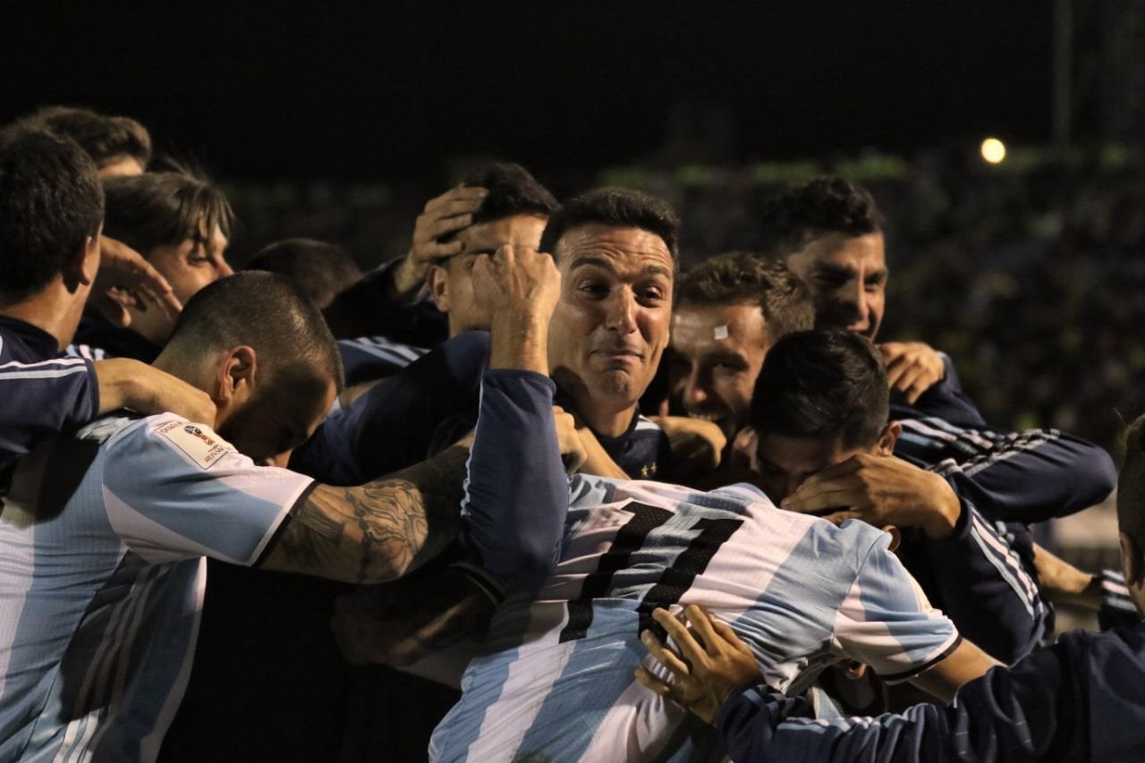 Quito, 10 oct (Andes).- Con tres tantos Argentina espantó los fantasmas de la eliminación, clasificó a su décima octava Copa del Mundo y venció 3-1 a un Ecuador que inició ganando el compromiso, dispu