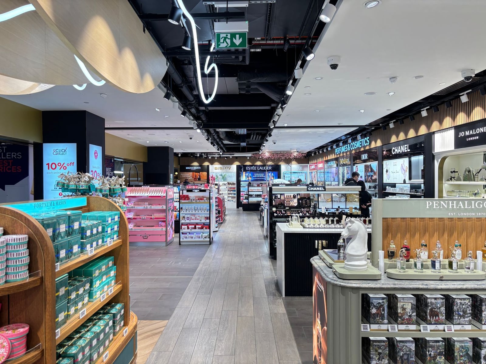 Interior de una tienda de cosméticos con marcas de lujo en Londres. Diseño elegante y moderno.
