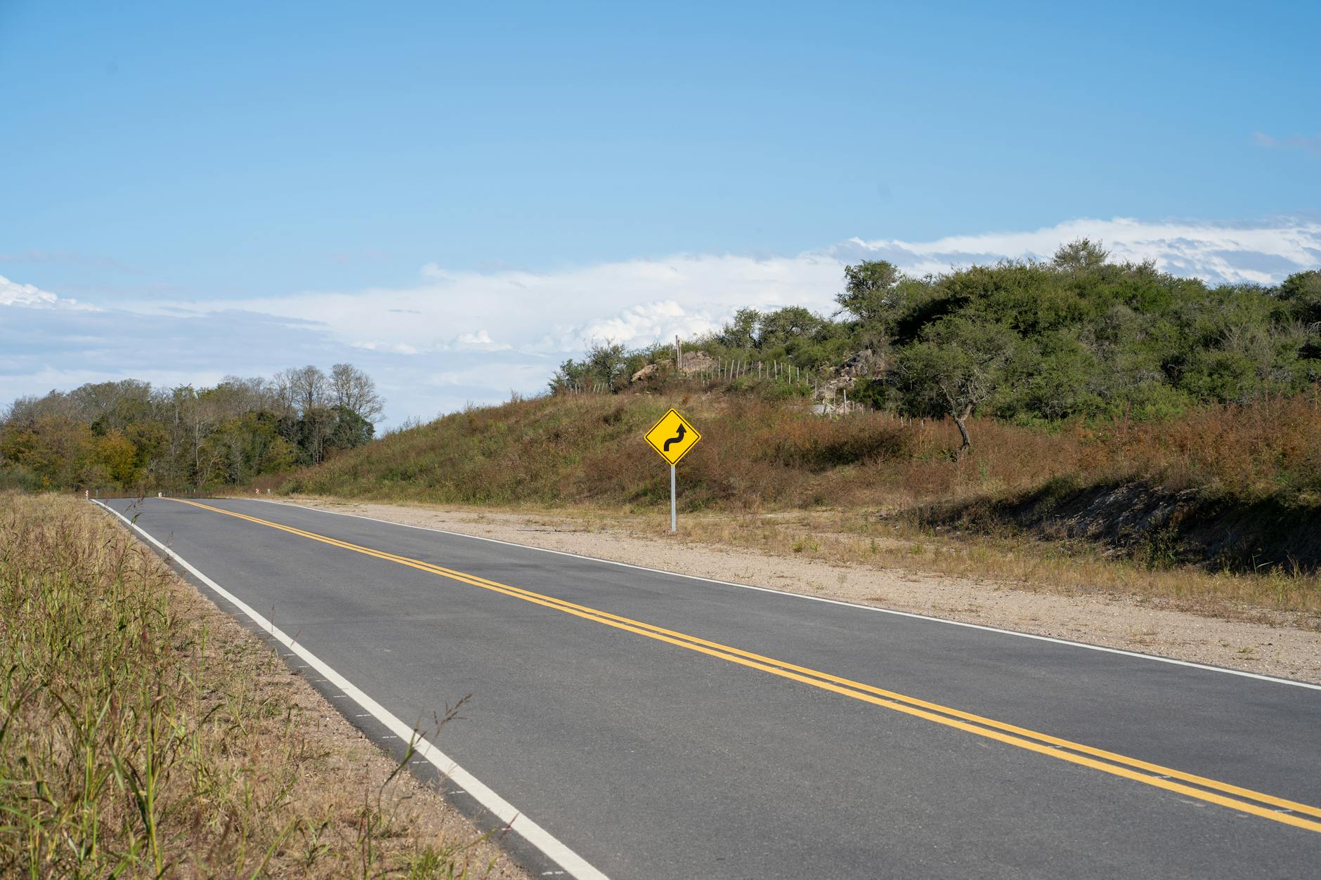 Un camino sinuoso a través del pintoresco paisaje del Río de los Sauces en Córdoba, Argentina.
