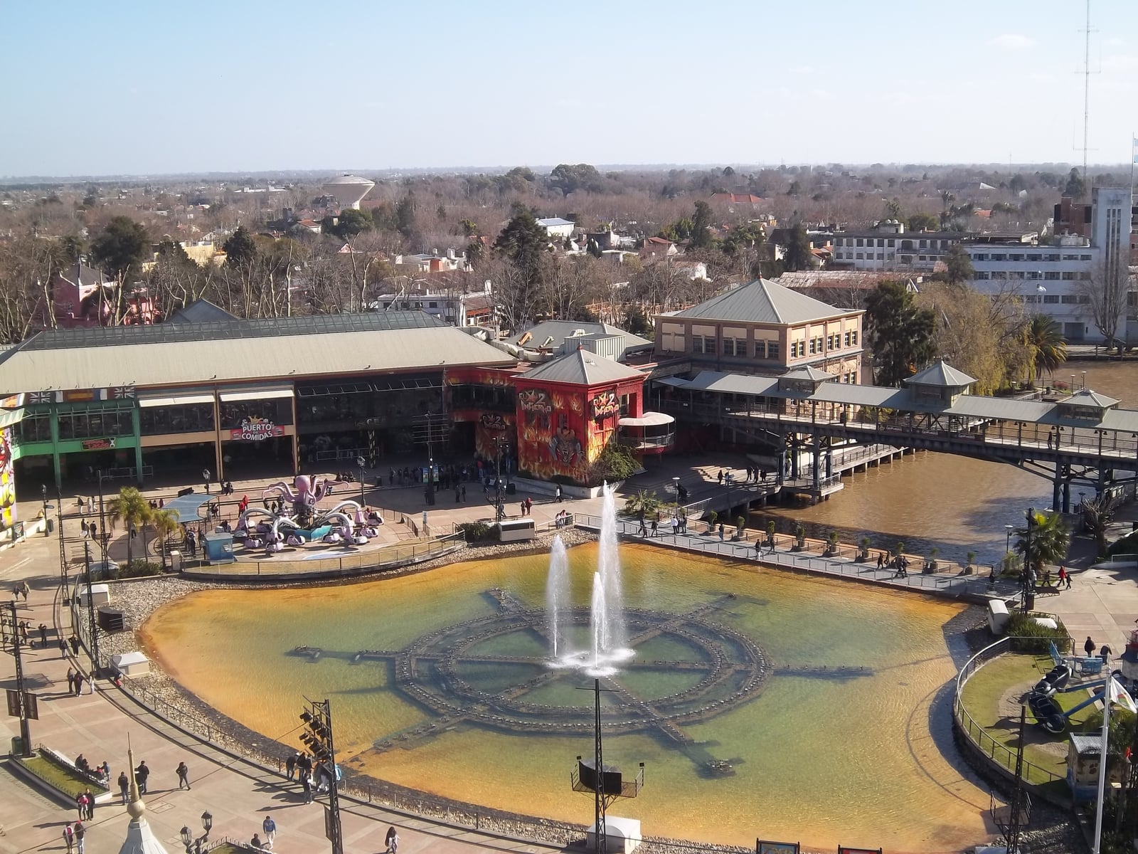 Fuente del Parque de la Costa y desembocadura en el río Tigre visto desde el mirador denominado "El Faro", en Tigre, provincia de Buenos Aires, Argentina.