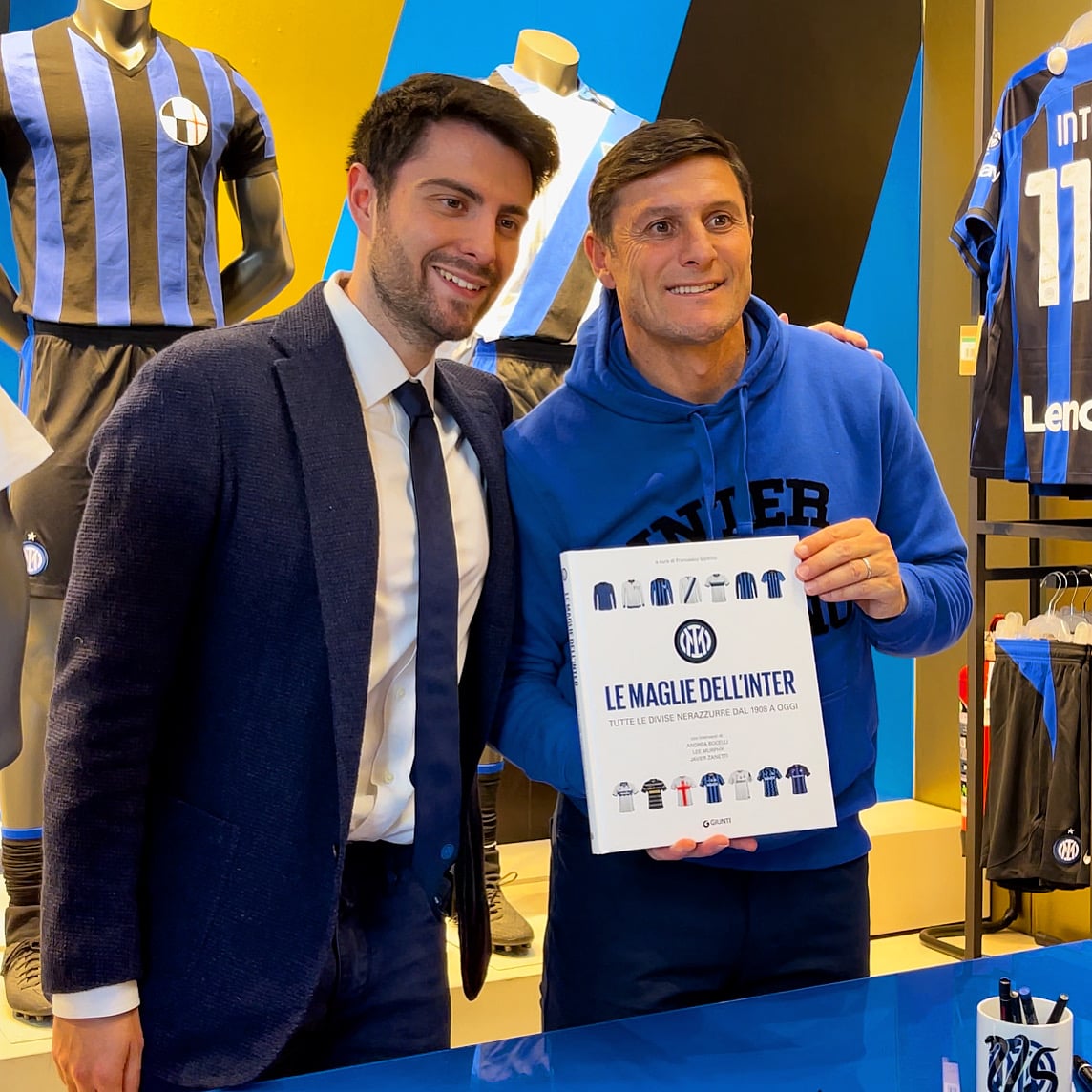 Francesco Ippolito e Javier Zanetti alla presentazione del libro “Le Maglie dell’Inter”, scritto da Ippolito e con prefazione dell’argentino.