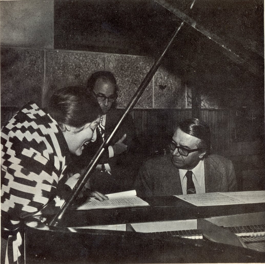 Fotografía de la cantante argentina Mercedes Sosa junto a Féliz Luna (de pie) y Ariel Ramírez (al piano), perteneciente al disco "Cantata Sudamericana" editado en Argentina en 1972.