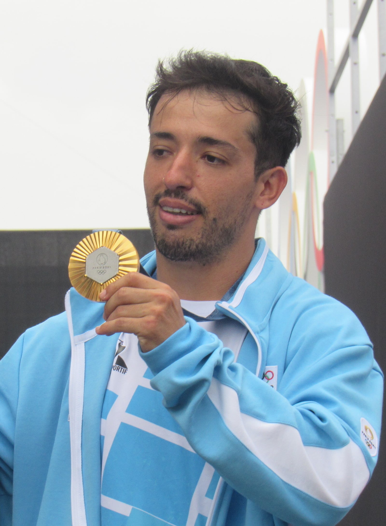 José Maligno Torres con la medalla dorada en Ciclismo BMX freestyle en los Juegos Olimpicos de París 2024. Estadio La Concorde 2
