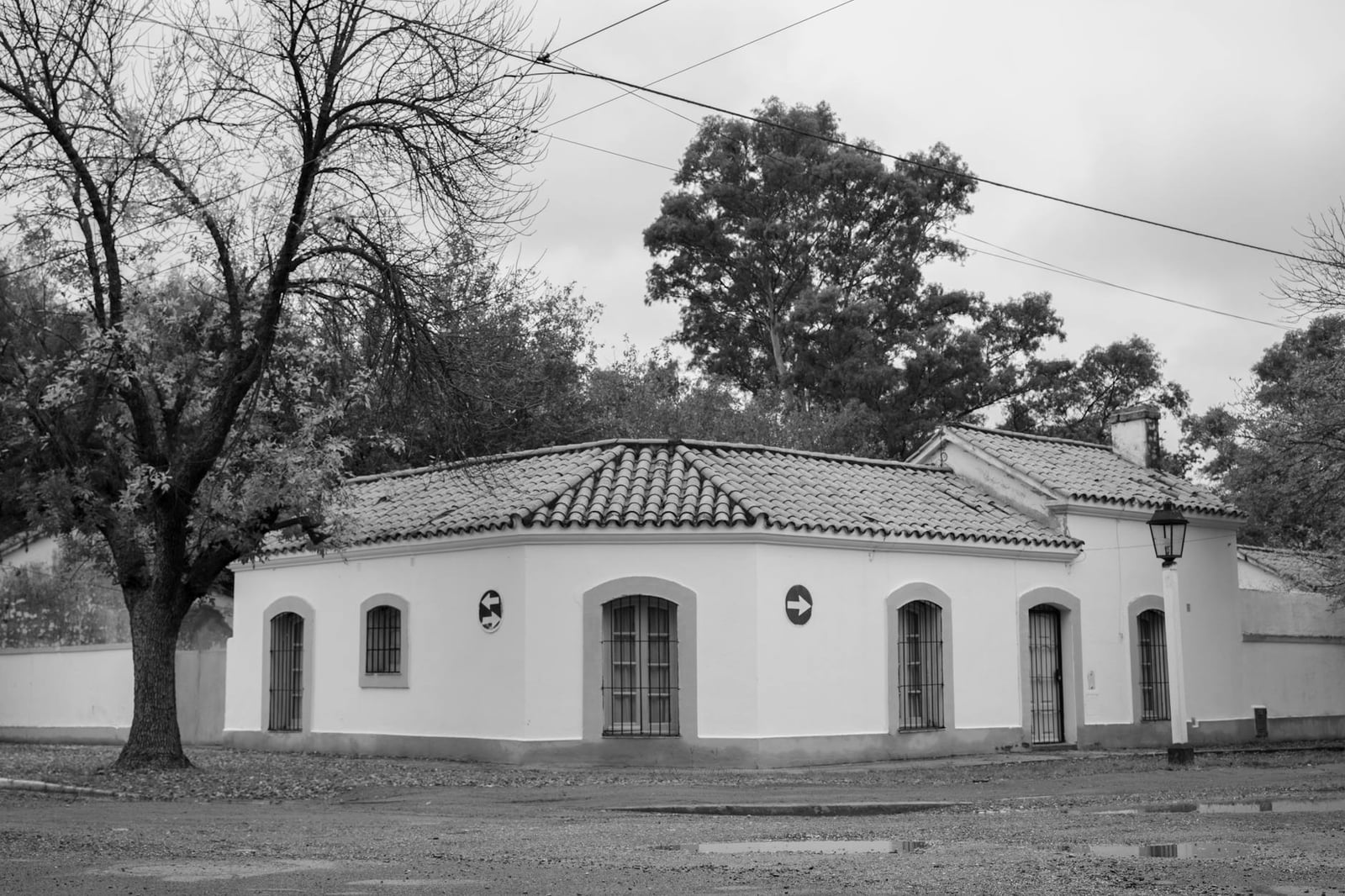 Fotografía en blanco y negro de una casa de estilo colonial en Córdoba, Argentina, que muestra la arquitectura española.
