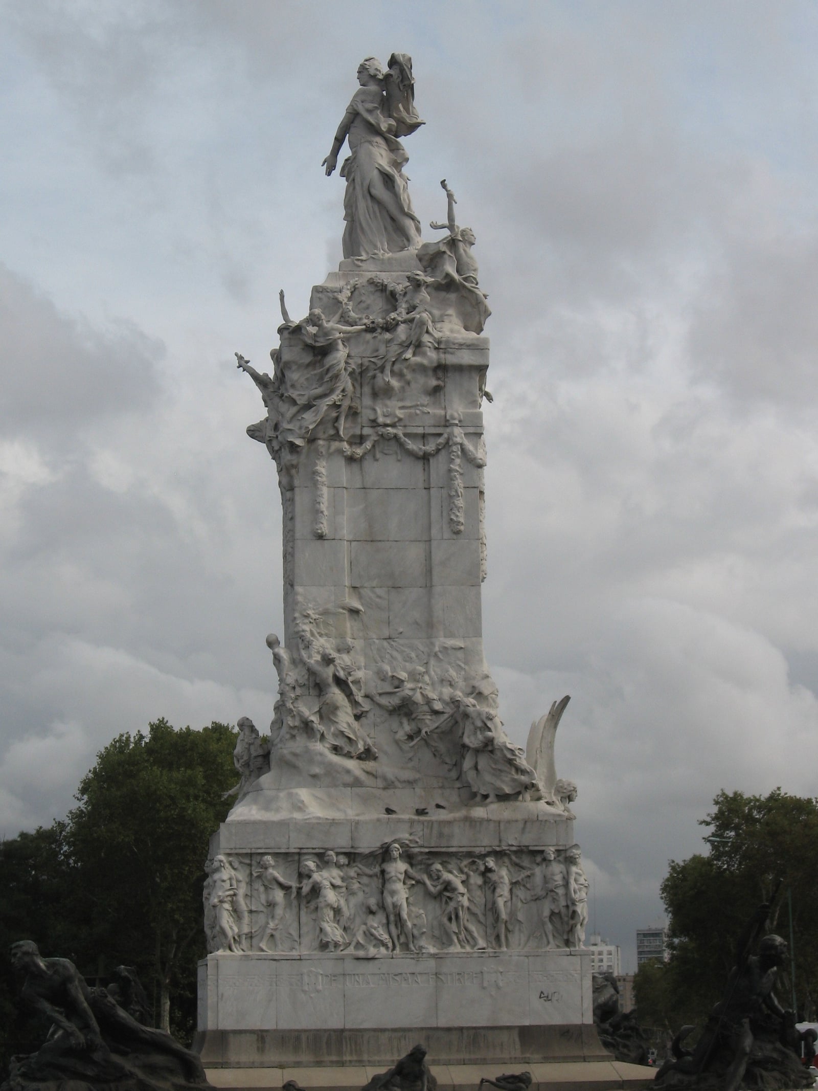 Monumento a La Carta Magna y las Cuatro Regiones Argentinas, conocido popularmente como “De los españoles”. Situado en Sarmiento y Libertador ciudad de Buenos Aires