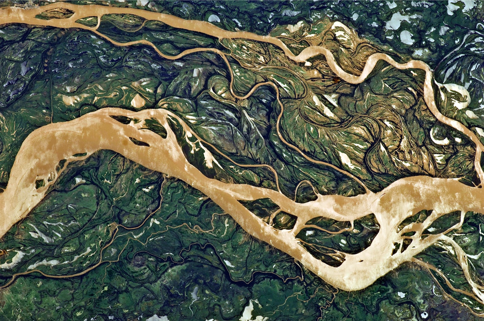 This astronaut photograph shows a 29-kilometre stretch of the Paraná, downstream of the small city of Goya, Argentina (just off the top left of the image). The Paraná River ranges up to 3 kilometres w