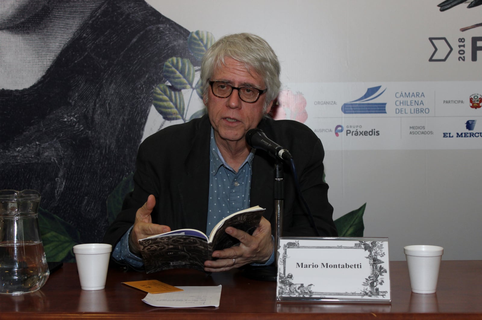 El poeta peruano Mario Montalbetti en la Feria Internacional del Libro de Santiago 2018.