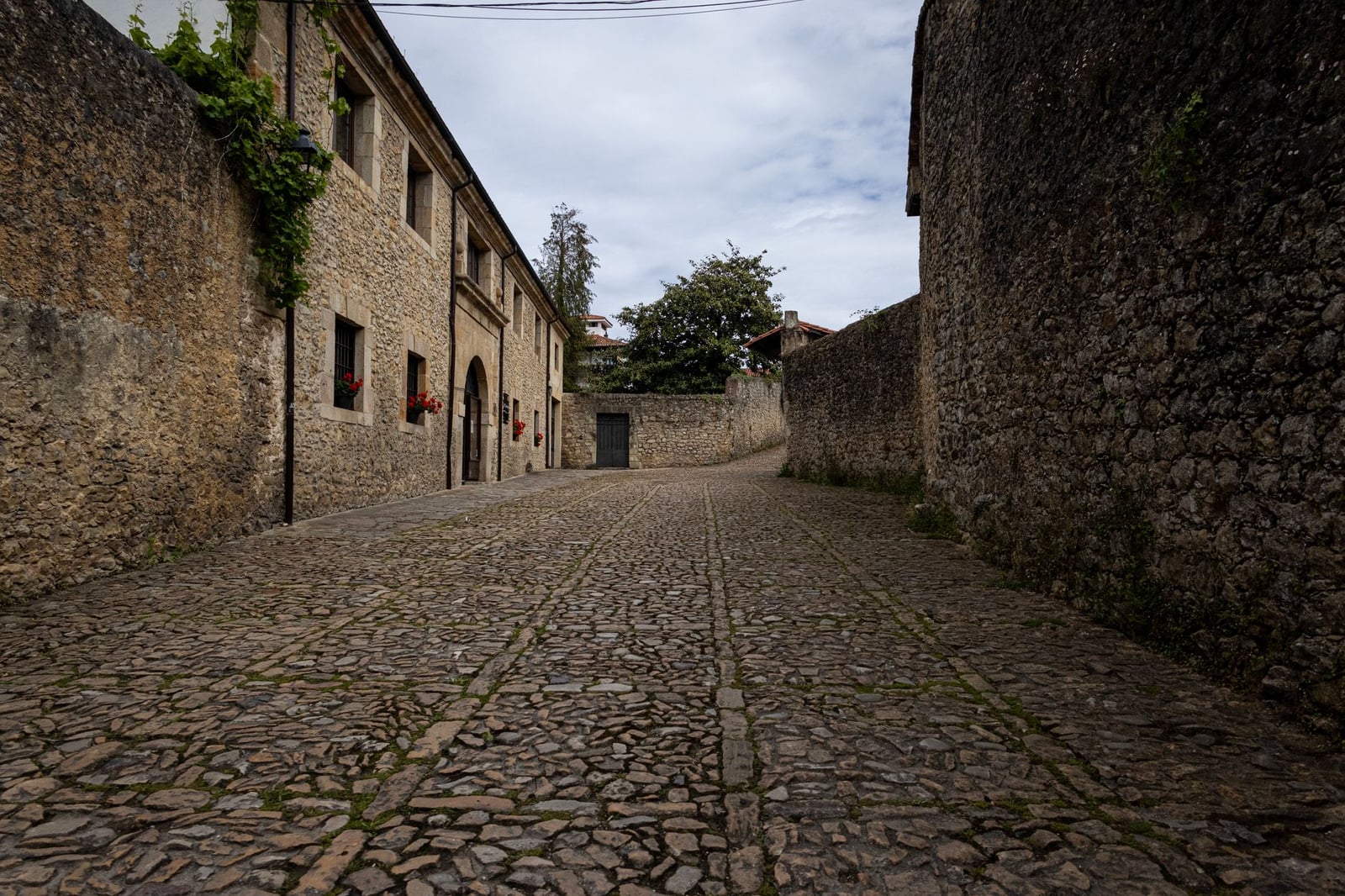Edificios de piedra y calle de piedra en Santillana del Mar, Cantabria.