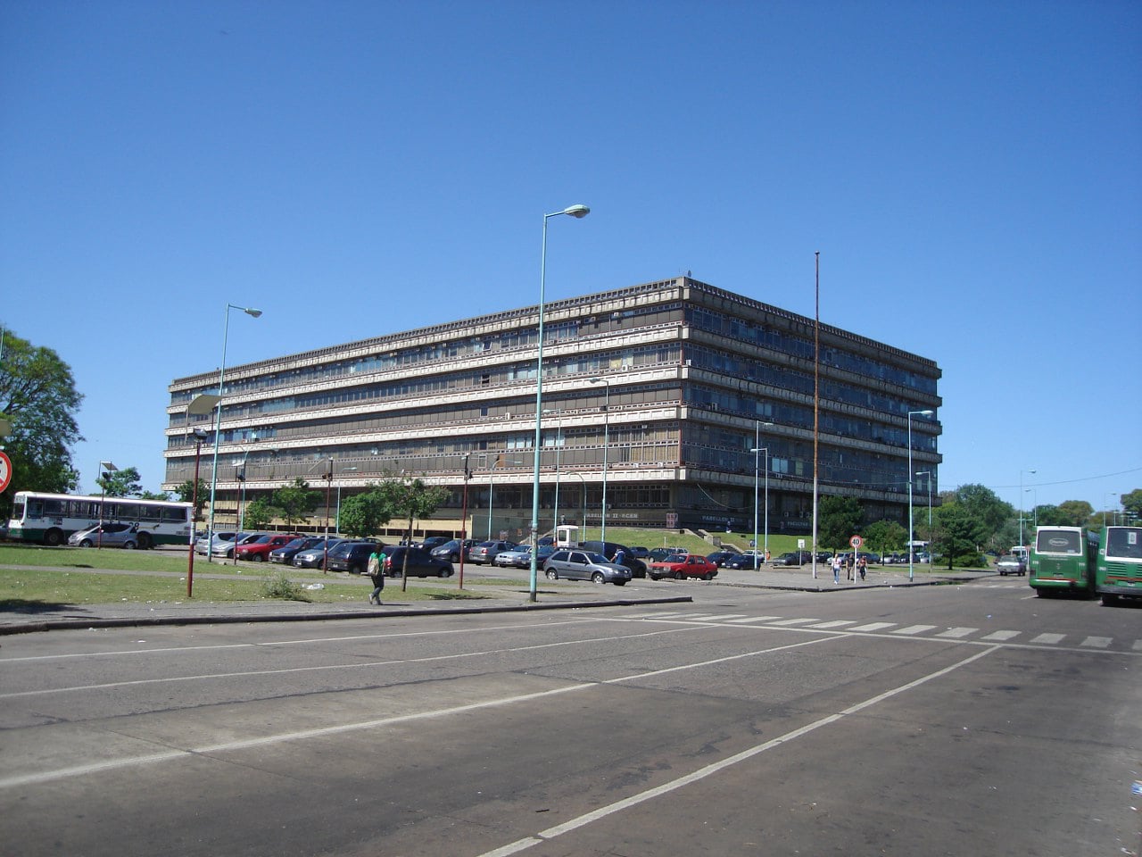 Vista del Pabellón II de la Ciudad Universitaria de Buenos Aires, sede de la Facultad de Ciencias Exactas y Naturales (FCEyN) de la Universidad de Buenos Aires.