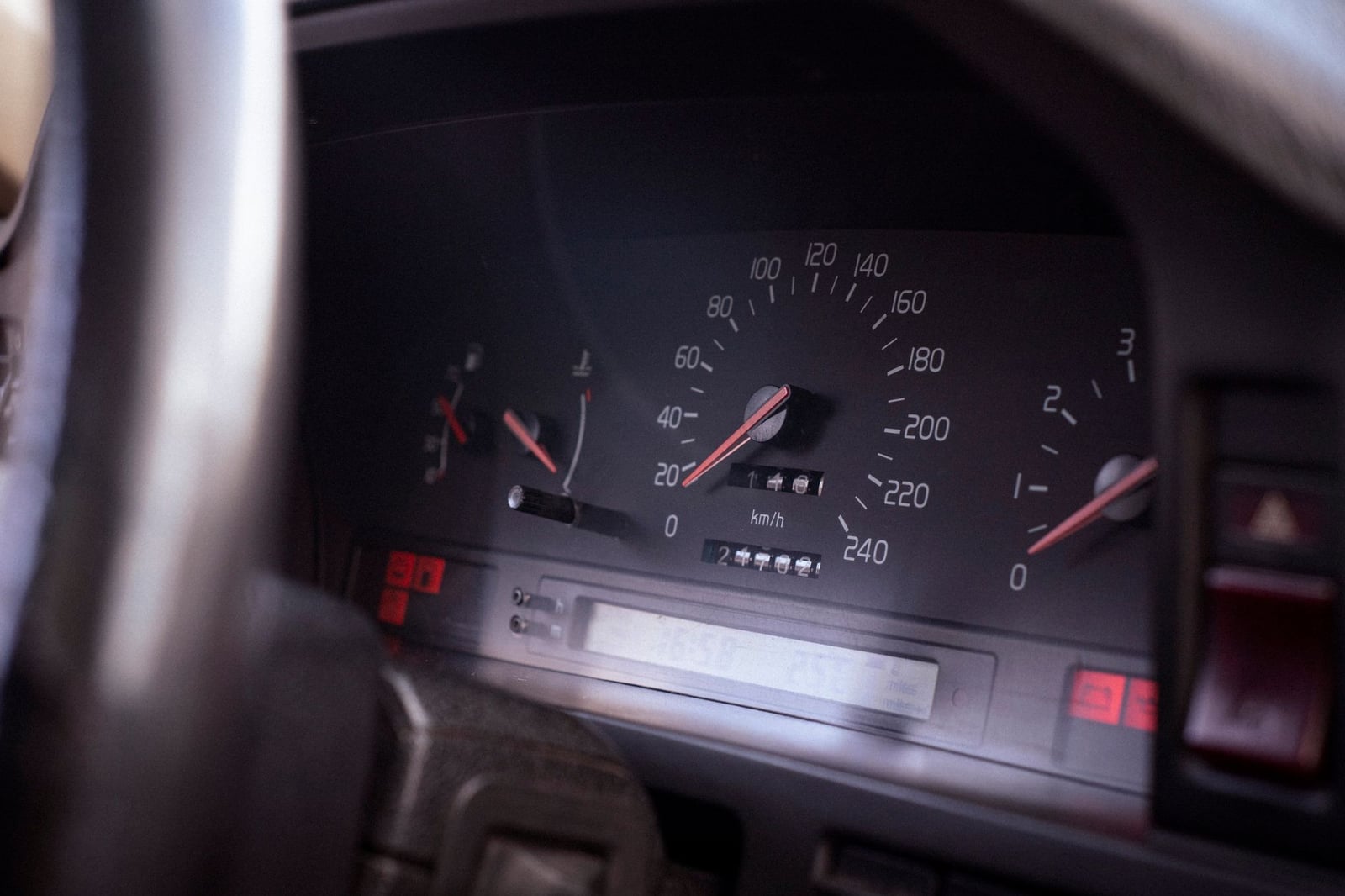 Vista detallada del interior del velocímetro y los indicadores del tablero del coche, destacando los indicadores de velocidad y control.