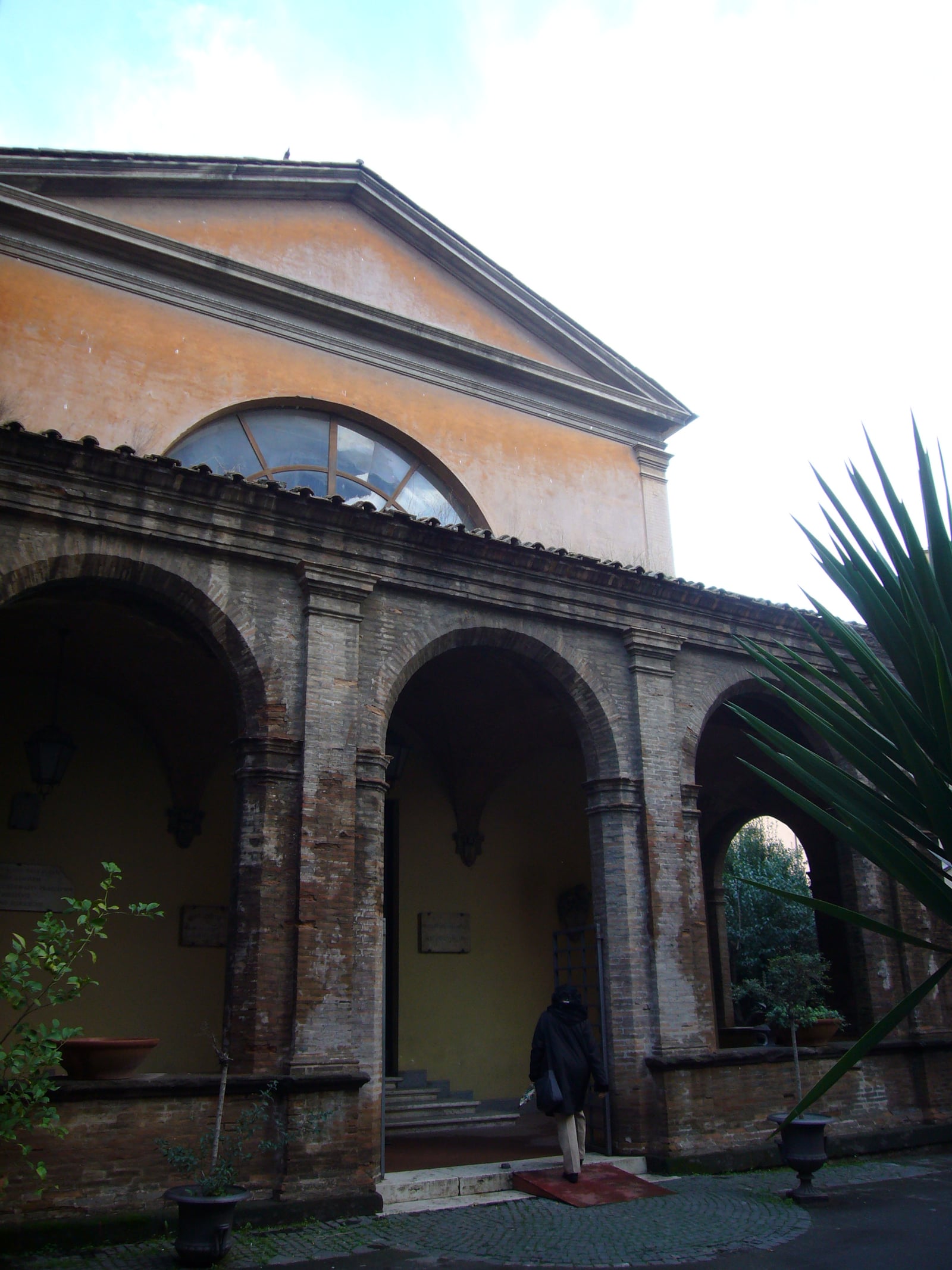 Roma, Arcispedale S. Spirito in Sassia, Museo storico nazionale dell'arte sanitaria: portico d'ingresso verso il lungotevere in Sassia