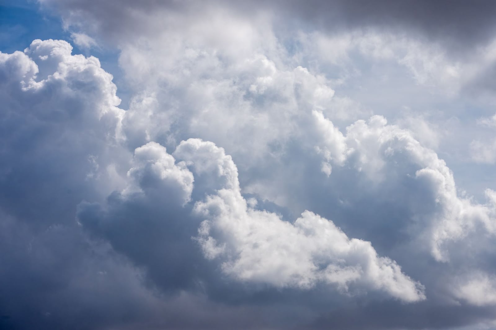 En Valencia, España, majestuosas nubes llenan el cielo, creando un fondo dramático y lleno de textura.
