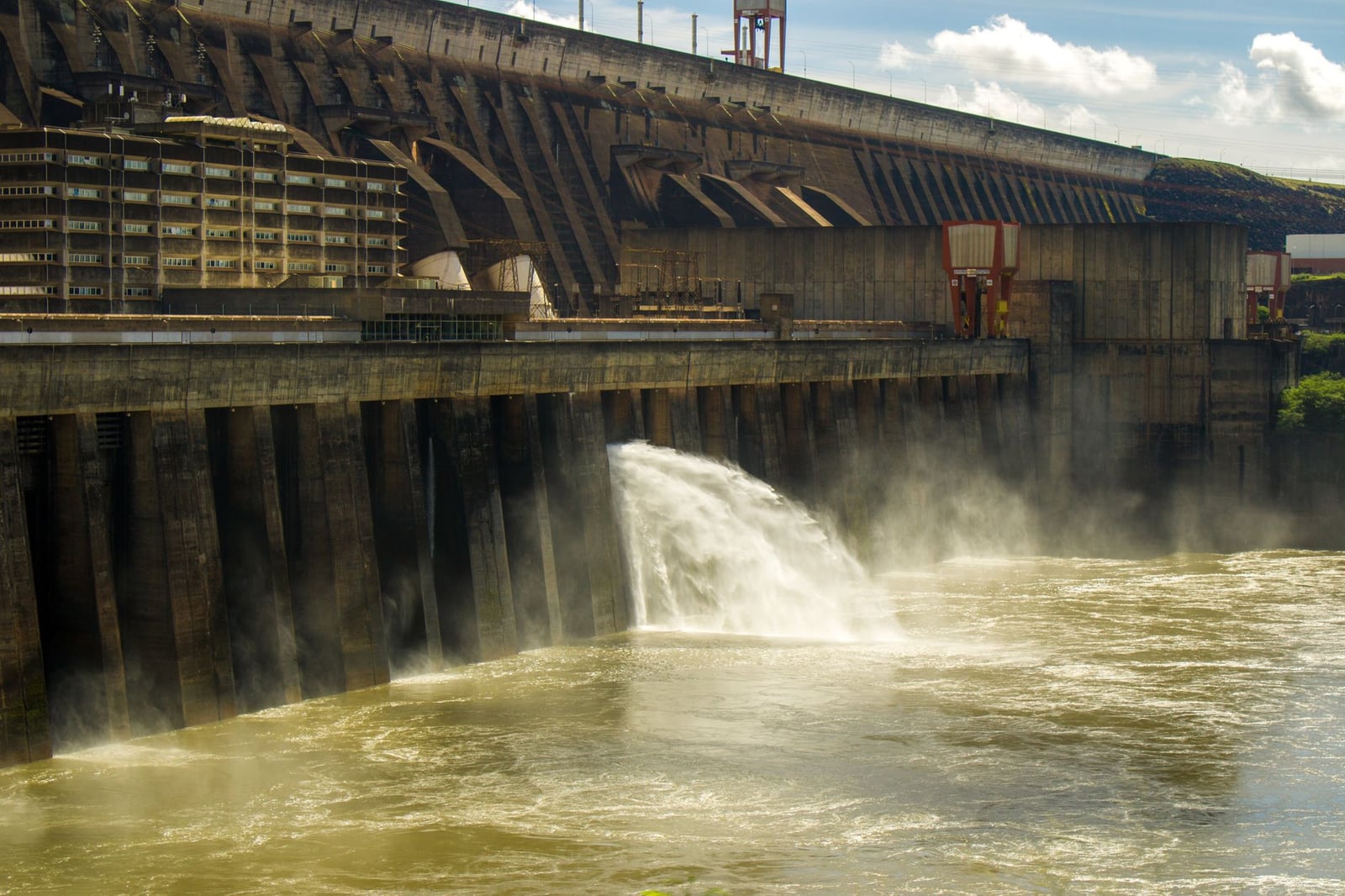 Vista escénica de la Represa de Itaipú liberando agua en el Río Paraná, resaltando la maravilla de la ingeniería.