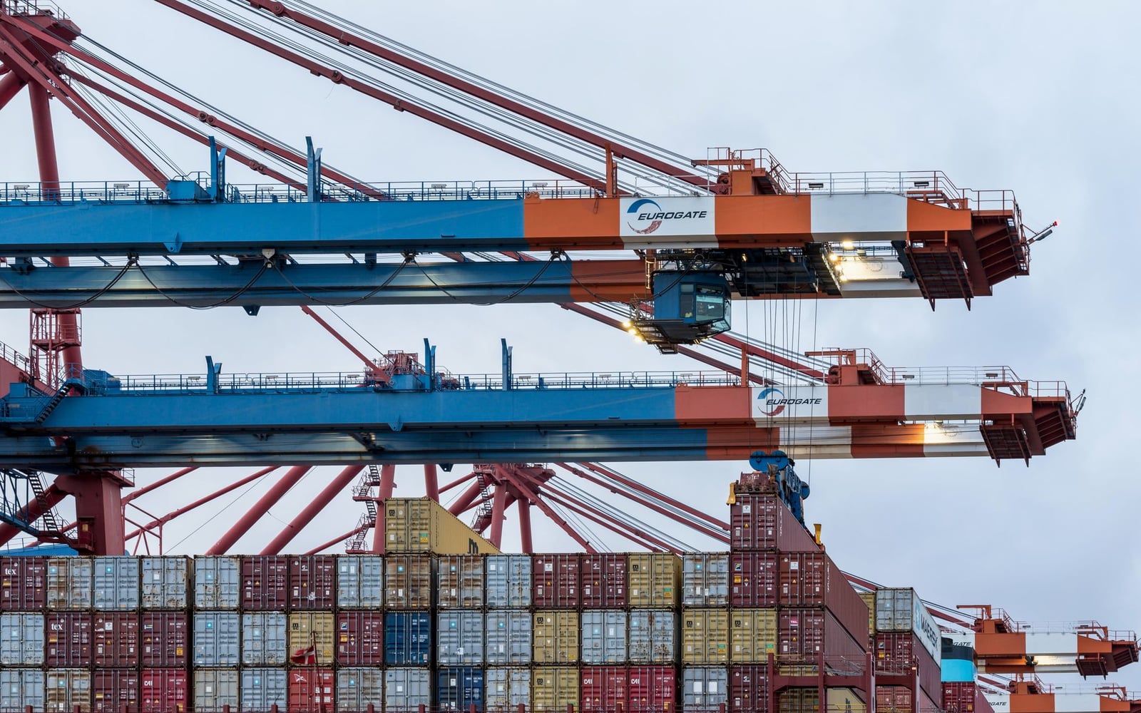 Grúas cargando contenedores en el puerto de shipping de Hamburgo.