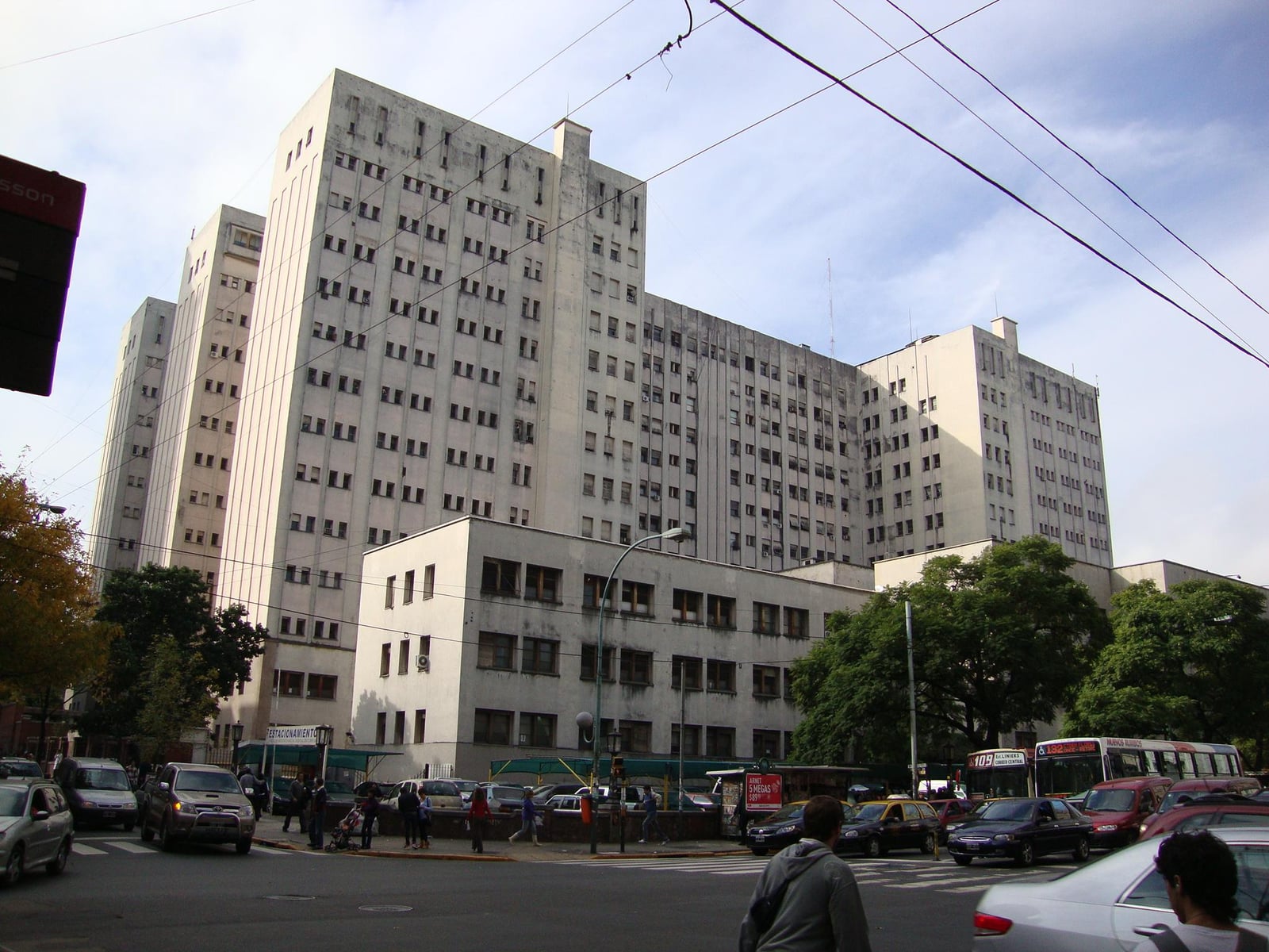Vista del edificio del Hospital de Clínicas "José de San Martín", parte de la Universidad de Buenos Aires, como Hospital-Escuela. Buenos Aires, Argentina.