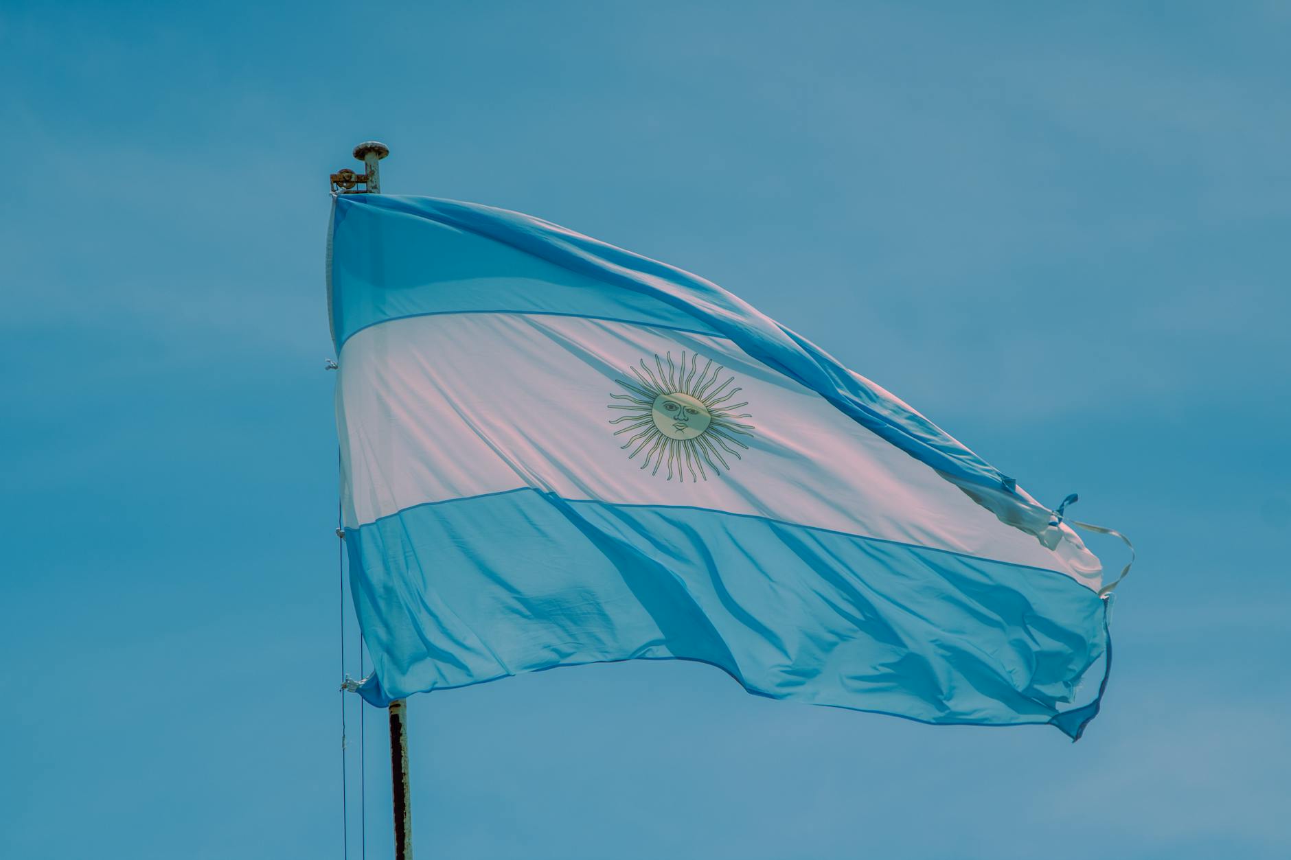 La bandera nacional de Argentina ondea con la brisa en un día soleado.