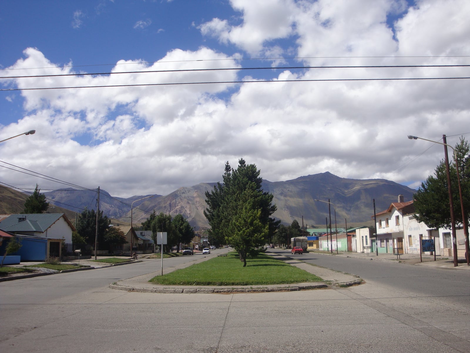 Calle de la ciudad de Esquel, provincia del Chubut, Argentina.