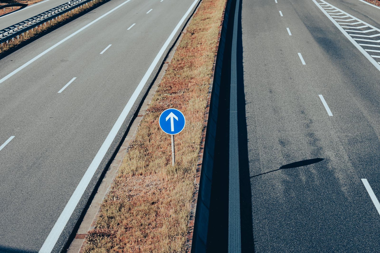 Fotos de stock gratuitas de asfalto, autopista, borde del camino