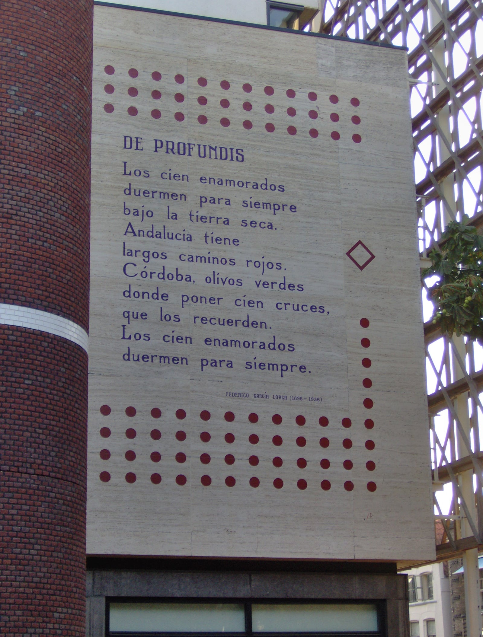 The poem De profundis of the Spanish poet Federico García Lorca on the eastern wall of the Kamerlingh Onnes Gebouw, at the corner of the Langebrug and the Zonneveldstraat in Leiden, The Netherlands.