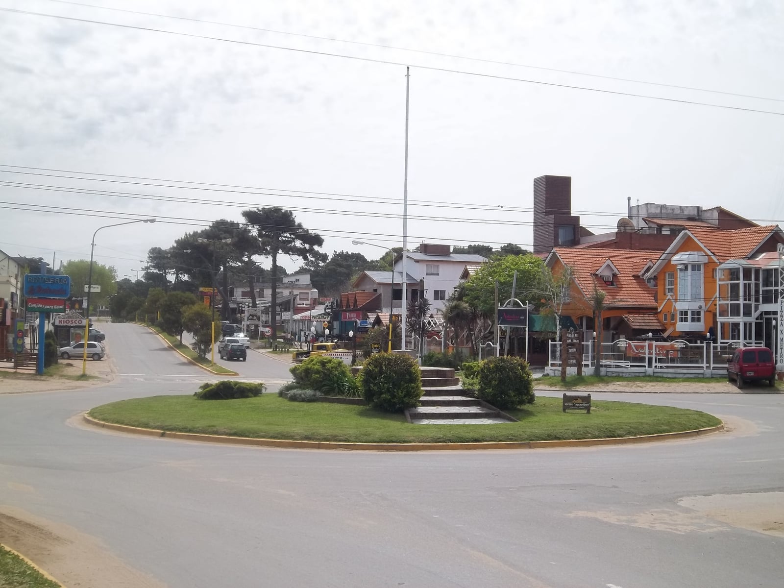 Avenida Espora hacia el oeste. Rotonda en la esquina con la calle Azopardo en Valeria del Mar, partido de Pinamar, provincia de Buenos Aires, Argentina.