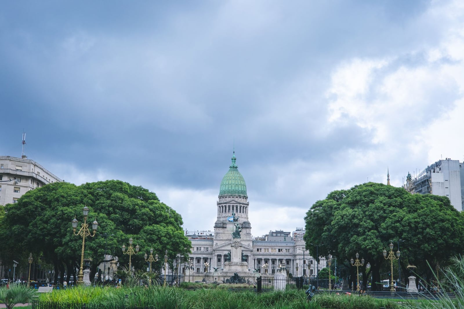 Vista del icónico Edificio del Congreso Nacional en Buenos Aires con cielo nublado.