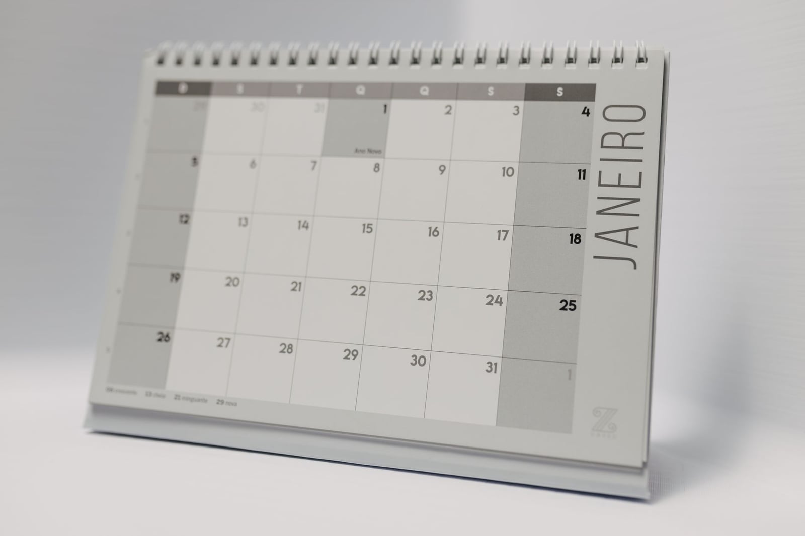 Calendario de escritorio minimalista que muestra el mes de enero con un diseño limpio.