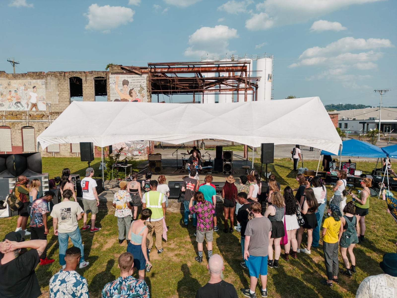 Concierto al aire libre con una multitud diversa disfrutando de música en vivo en Chattanooga, Tennessee.