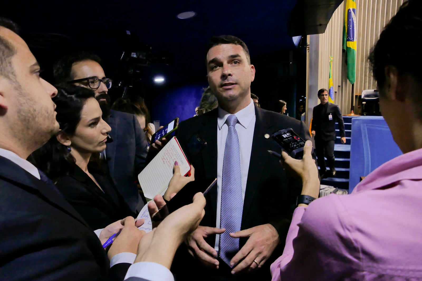 Plenário do Senado Federal durante sessão deliberativa ordinária. Senador eleito Flávio Bolsonaro (PSL-RJ) concede entrevista.